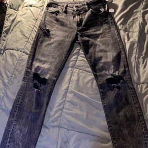 Men’s American Eagle outfitters torn (from the factory)stretch jeans.